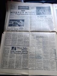 Dünya Gazetesi - Turkish Newspaper - 7 Eylül 1955 - yüzlerce kişi nezaret altında - 6-7 Eylül olayları - kadınlı erkekli nümayişçiler tahrip edilen bir pastanenin caddeye dökülen masa ve sandalyeleri arasında ilerliyor fotoğraf - tespit edilen tahribat 17 kilise 2 otel 2 gazino 1 fabrika araba dükkan ve 10 ev - selanik'teki Aziz Atatürk'ün doğduğu ev ile Türk konsolosu arasındaki bahçede bomba patladı ve hadiseler bu sebeple doğdu fotoğraf - örfi idare bütün şehre hakim oldu - örfi idarenin ilk kararı İstanbul ve İzmirle diğer şehirler arasındaki muhaberata el kondu - İsrail ve Arap dünyası yazan Falih Rıfkı Atay Başmakale - yeni adli yıl törenle açıldı - bir öğretmenin peşinden yazan Orhan Şükrü - beyaz bir kadının arkasından ıslık çaldığı için linç edilerek öldürülen 14 yaşındaki zenci çocuk - Troçki'nin katilini serbest bırakmayacağız - büyük berber imparatoru Yusuf Tafşin - Çınar savcısı Abdullah Tuncer intihar etti - Fenerbahçe'nin Altay'a mağlubiyetinin akisleri devam ediyor