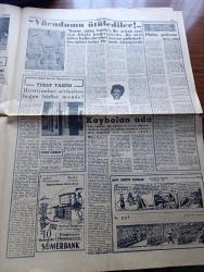 Dünya Gazetesi - Turkish Newspaper - 7 Eylül 1955 - yüzlerce kişi nezaret altında - 6-7 Eylül olayları - kadınlı erkekli nümayişçiler tahrip edilen bir pastanenin caddeye dökülen masa ve sandalyeleri arasında ilerliyor fotoğraf - tespit edilen tahribat 17 kilise 2 otel 2 gazino 1 fabrika araba dükkan ve 10 ev - selanik'teki Aziz Atatürk'ün doğduğu ev ile Türk konsolosu arasındaki bahçede bomba patladı ve hadiseler bu sebeple doğdu fotoğraf - örfi idare bütün şehre hakim oldu - örfi idarenin ilk kararı İstanbul ve İzmirle diğer şehirler arasındaki muhaberata el kondu - İsrail ve Arap dünyası yazan Falih Rıfkı Atay Başmakale - yeni adli yıl törenle açıldı - bir öğretmenin peşinden yazan Orhan Şükrü - beyaz bir kadının arkasından ıslık çaldığı için linç edilerek öldürülen 14 yaşındaki zenci çocuk - Troçki'nin katilini serbest bırakmayacağız - büyük berber imparatoru Yusuf Tafşin - Çınar savcısı Abdullah Tuncer intihar etti - Fenerbahçe'nin Altay'a mağlubiyetinin akisleri devam ediyor