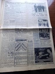 Dünya Gazetesi - Turkish Newspaper - 7 Eylül 1955 - yüzlerce kişi nezaret altında - 6-7 Eylül olayları - kadınlı erkekli nümayişçiler tahrip edilen bir pastanenin caddeye dökülen masa ve sandalyeleri arasında ilerliyor fotoğraf - tespit edilen tahribat 17 kilise 2 otel 2 gazino 1 fabrika araba dükkan ve 10 ev - selanik'teki Aziz Atatürk'ün doğduğu ev ile Türk konsolosu arasındaki bahçede bomba patladı ve hadiseler bu sebeple doğdu fotoğraf - örfi idare bütün şehre hakim oldu - örfi idarenin ilk kararı İstanbul ve İzmirle diğer şehirler arasındaki muhaberata el kondu - İsrail ve Arap dünyası yazan Falih Rıfkı Atay Başmakale - yeni adli yıl törenle açıldı - bir öğretmenin peşinden yazan Orhan Şükrü - beyaz bir kadının arkasından ıslık çaldığı için linç edilerek öldürülen 14 yaşındaki zenci çocuk - Troçki'nin katilini serbest bırakmayacağız - büyük berber imparatoru Yusuf Tafşin - Çınar savcısı Abdullah Tuncer intihar etti - Fenerbahçe'nin Altay'a mağlubiyetinin akisleri devam ediyor