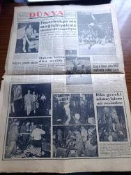 Dünya Gazetesi - Turkish Newspaper - 7 Eylül 1955 - yüzlerce kişi nezaret altında - 6-7 Eylül olayları - kadınlı erkekli nümayişçiler tahrip edilen bir pastanenin caddeye dökülen masa ve sandalyeleri arasında ilerliyor fotoğraf - tespit edilen tahribat 17 kilise 2 otel 2 gazino 1 fabrika araba dükkan ve 10 ev - selanik'teki Aziz Atatürk'ün doğduğu ev ile Türk konsolosu arasındaki bahçede bomba patladı ve hadiseler bu sebeple doğdu fotoğraf - örfi idare bütün şehre hakim oldu - örfi idarenin ilk kararı İstanbul ve İzmirle diğer şehirler arasındaki muhaberata el kondu - İsrail ve Arap dünyası yazan Falih Rıfkı Atay Başmakale - yeni adli yıl törenle açıldı - bir öğretmenin peşinden yazan Orhan Şükrü - beyaz bir kadının arkasından ıslık çaldığı için linç edilerek öldürülen 14 yaşındaki zenci çocuk - Troçki'nin katilini serbest bırakmayacağız - büyük berber imparatoru Yusuf Tafşin - Çınar savcısı Abdullah Tuncer intihar etti - Fenerbahçe'nin Altay'a mağlubiyetinin akisleri devam ediyor