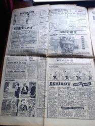 Hürriyet Gazetesi - Turkish Newspaper - 30 Mayıs 1965 - İstanbul'un 512. Fetih yıldönümü merasimle kutlandı fotoğraf - İsmet İnönü jurnalcilik ile itham edildi - Edirne canavarı Mehmet Yaman 5 defa idama mahkum oldu - Adalet Partili ve CHP milletvekilleri yumruklaştı - Süleyman Demirel milli davaların avukatıyım - gençler Ayasofya camii'nde ikindi namazı kılmak istedi - babası Gönül Karaca'yı köşke hapsetti - Yunanistan İngiltere'den bir uçak gemisi alıyor - İstanbul'da bugün bu gece sinema tiyatro programı - Kapalıçarşı'da sahte ayarlı altın satanlar yakalandı - İsrail Ürdün sınırını geçti - bir zamanlar Avrupa güzeli olan Günceli Tunca eşinden boşanacağı söylentilerini yalanladı fotoğraf - katibesi ile 254 kere zina yapan doktor Watts mesleğinden ihraç edildi fotoğraf - Amerikalılar Kuzey Vietnam'ı bombaladı - Fenerbahçe şampiyonluğa iyice yaklaştı - Galatasaray 2-0 mağlup iken 3 2 kazandı - güreş şampiyonası salı günü başlıyor - Can Bartu bugün Atalanta'ya karşı oynuyor - bulmaca