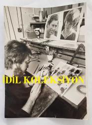 PRENSES DIANA'NIN ORİJİNAL FOTOĞRAFI - ORIGINAL PHOTOGRAPH OF PRINCESS DIANA - 20 x 15 cm EBADINDA - PRENSES DİANA VE PRENS CHARLES'IN FOTOĞRAFLARININ EL SANATIYLA VAZOLARA ÇİZİLDİĞİ BİR ATÖLYE. - A WORKSHOP WHERE PHOTOGRAPHS OF PRINCESS DIANA AND PRINCE CHARLES ARE HAND-DRAWN ONTO VASES.