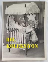 PRENSES DIANA'NIN ORİJİNAL FOTOĞRAFI - ORIGINAL PHOTOGRAPH OF PRINCESS DIANA - 20 x 15 cm EBADINDA - PRENSES DİANA'YA 1.000 STERLİNDEN FAZLA DEĞERDE BEBEK EŞYASI HEDİYE EDEN BİR ÇİFT, BU HAFTA İNANILMAZ BİR TARTIŞMANIN İÇİNE DÜŞTÜ. LEANOR VE LAURENCE CRASNER. 1982 - A COUPLE WHO GAVE PRINCESS DIANA MORE THAN 1.000 POUND WORTH OF NURSERY ITEMS WERE CAUGHT UP IN AN AMAZING ROW THIS WEEK. LEANOR & LAURENCE CRASNER. 1982