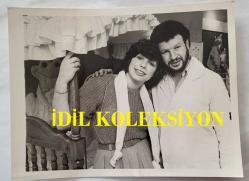 PRENSES DIANA'NIN ORİJİNAL FOTOĞRAFI - ORIGINAL PHOTOGRAPH OF PRINCESS DIANA - 20 x 15 cm EBADINDA - PRENSES DİANA'YA 1.000 STERLİNDEN FAZLA DEĞERDE BEBEK EŞYASI HEDİYE EDEN BİR ÇİFT, BU HAFTA İNANILMAZ BİR TARTIŞMANIN İÇİNE DÜŞTÜ. LEANOR VE LAURENCE CRASNER. 1982 - A COUPLE WHO GAVE PRINCESS DIANA MORE THAN 1.000 POUND WORTH OF NURSERY ITEMS WERE CAUGHT UP IN AN AMAZING ROW THIS WEEK. LEANOR & LAURENCE CRASNER. 1982