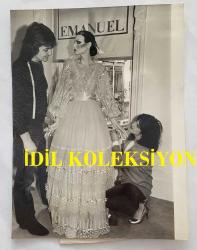 PRENSES DIANA'NIN ORİJİNAL FOTOĞRAFI - ORIGINAL PHOTOGRAPH OF PRINCESS DIANA - 20 x 15 cm EBADINDA - PRENSES DİANA'NIN PRENS CHARLES İLE OLAN DÜĞÜNÜNDE GİYECEĞİ ELBİSEYİ DAVİD VE EMANUEL HAZIRLAMAKTADIR. - DAVID AND EMANUEL ARE DESIGNING THE DRESS THAT PRINCESS DIANA WILL WEAR AT HER WEDDING TO PRINCE CHARLES.