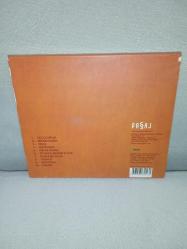 CD Yalın Bir bakmışsın albümü. orijinal. dinlemeyi etkilemeyen yoğun çizikler var sorunsuz çalışıyor.