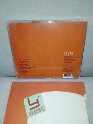 CD Yalın Bir bakmışsın albümü. orijinal. dinlemeyi etkilemeyen yoğun çizikler var sorunsuz çalışıyor.