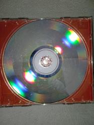 CD Yalın Bir bakmışsın albümü. orijinal. dinlemeyi etkilemeyen yoğun çizikler var sorunsuz çalışıyor.