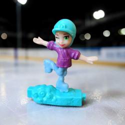 vintage ''göz kırpan patenli kız''figür oyuncak & 9.5 cm