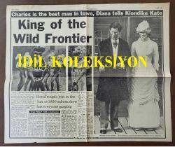 PRENSES DİANA VE PRENS CHARLES'IN HABERİNİN YER ALDIĞI DAİLY EXPRESS GAZETESİNİN ÖZEL EK SAYFASI - A SPECIAL SUPPLEMENT FROM THE DAILY EXPRESS NEWSPAPER FEATURING NEWS ABOUT PRINCESS DIANA AND PRINCE CHARLES. - 46 x 39 cm EBADINDA - KING OF THE WILD FRONTIE... CHARLES IS THE BEST MAN IN TOWN, DIANA TELLS KLONDIKE KATE - ROYAL COUPLE JOIN IN THE FUN AS 1890 SALOON SHOW HAS EVERYONE GASPING - STEVE WOOD