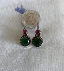 Eskitme, altın küpe görselinde küpe.