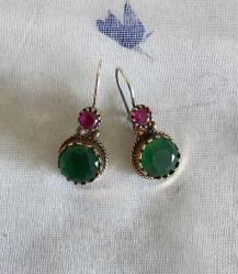 Eskitme, altın küpe görselinde küpe.