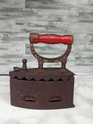 İç Izgaralı Kırmızı Ahşap Saplı Antika Kömürlü Ütü