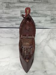 İç Izgaralı Kırmızı Ahşap Saplı Antika Kömürlü Ütü