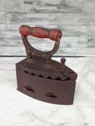 İç Izgaralı Kırmızı Ahşap Saplı Antika Kömürlü Ütü