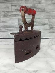 İç Izgaralı Kırmızı Ahşap Saplı Antika Kömürlü Ütü