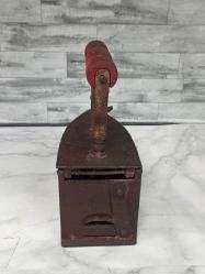 İç Izgaralı Kırmızı Ahşap Saplı Antika Kömürlü Ütü