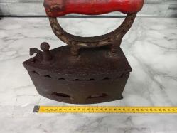 İç Izgaralı Kırmızı Ahşap Saplı Antika Kömürlü Ütü