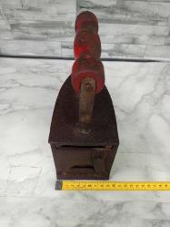 İç Izgaralı Kırmızı Ahşap Saplı Antika Kömürlü Ütü