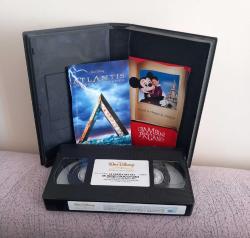 102 DALMAÇYALI VHS KASET FİLM İTALYA BASKI.  DİL İTALYANCA.2 KÜÇÜK DİSNEY BROŞÜRÜ MEVCUT KONDİSYON YÜKSEK KOLEKSİYONLUK NADİR