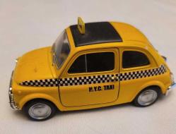 KOLEKSİYONDAN ESKİ FAKAT ÇOK TERTEMİZ BİR MODEL TAKSİ ARABA. KAÇMAZ.