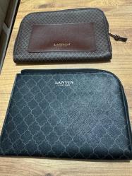 Lanvin x Turkish Airlines Business Class El Çantası / Lanvin Parfums (Turkish Airlines Exclusive) Sıfır / Kullanılmamış. Özel geometrik desenli, deri detaylı ve gold/silver logo baskılı. Şık bir el portföyü, makyaj çantası, kişisel bakım çantası veya tablet kılıfı olarak kullanıma uygundur. İç kısmında orijinal Lanvin ve THY logolu etiketi ile orijinallik doğrulaması için QR kodu mevcuttur. Fermuarlı yapısı ve kaliteli iç astarı ile oldukça dayanıklıdır. 2 Adet