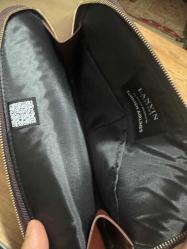 Lanvin x Turkish Airlines Business Class El Çantası / Lanvin Parfums (Turkish Airlines Exclusive) Sıfır / Kullanılmamış. Özel geometrik desenli, deri detaylı ve gold/silver logo baskılı. Şık bir el portföyü, makyaj çantası, kişisel bakım çantası veya tablet kılıfı olarak kullanıma uygundur. İç kısmında orijinal Lanvin ve THY logolu etiketi ile orijinallik doğrulaması için QR kodu mevcuttur. Fermuarlı yapısı ve kaliteli iç astarı ile oldukça dayanıklıdır. 2 Adet