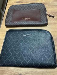 Lanvin x Turkish Airlines Business Class El Çantası / Lanvin Parfums (Turkish Airlines Exclusive) Sıfır / Kullanılmamış. Özel geometrik desenli, deri detaylı ve gold/silver logo baskılı. Şık bir el portföyü, makyaj çantası, kişisel bakım çantası veya tablet kılıfı olarak kullanıma uygundur. İç kısmında orijinal Lanvin ve THY logolu etiketi ile orijinallik doğrulaması için QR kodu mevcuttur. Fermuarlı yapısı ve kaliteli iç astarı ile oldukça dayanıklıdır. 2 Adet