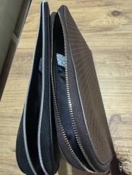 Lanvin x Turkish Airlines Business Class El Çantası / Lanvin Parfums (Turkish Airlines Exclusive) Sıfır / Kullanılmamış. Özel geometrik desenli, deri detaylı ve gold/silver logo baskılı. Şık bir el portföyü, makyaj çantası, kişisel bakım çantası veya tablet kılıfı olarak kullanıma uygundur. İç kısmında orijinal Lanvin ve THY logolu etiketi ile orijinallik doğrulaması için QR kodu mevcuttur. Fermuarlı yapısı ve kaliteli iç astarı ile oldukça dayanıklıdır. 2 Adet