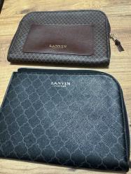 Lanvin x Turkish Airlines Business Class El Çantası / Lanvin Parfums (Turkish Airlines Exclusive) Sıfır / Kullanılmamış. Özel geometrik desenli, deri detaylı ve gold/silver logo baskılı. Şık bir el portföyü, makyaj çantası, kişisel bakım çantası veya tablet kılıfı olarak kullanıma uygundur. İç kısmında orijinal Lanvin ve THY logolu etiketi ile orijinallik doğrulaması için QR kodu mevcuttur. Fermuarlı yapısı ve kaliteli iç astarı ile oldukça dayanıklıdır. 2 Adet