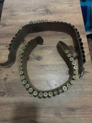 Vintage Av Fişeği Kemerleri ve 37 adet Karışık Fişekler Eski dönem av fişeği kemerleri ve karışık av fişekleri. 2 adet deri fişek kemeri ve farklı markalarda fişekler mevcuttur. Koleksiyon, dekor veya aksesuar amaçlı değerlendirilebilir. Fotoğraftaki ürünler birlikte verilecektir. Durumları görsellerdeki gibidir.