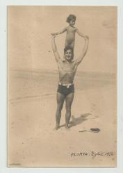 FLORYA EYLÜL 1952 GALATASARAYLI KALECİ KARA NİHAT VE KIZI FOTOĞRAF...