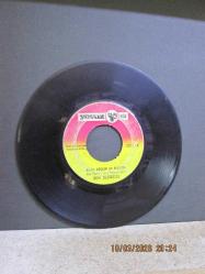 NURİ SESİGÜZEL BİZİM GÖÇLER ŞU ELLERDE / YAŞIM ONSEKİZDE GİTTİM ASKERE 45 DEVİR PLAK