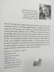 Her Sözcüğü Bir Aşk İlanı Gibi Duyumsuyorum.. Henrik Nordbrandt ; “Syvsovımıe/1967.... Pjalıefisk/2004”.. ŞİİR Antolojisi.. (TEK baskı- 2012)