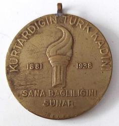 1938 KURTARDIĞIN TÜRK KADINI SANA BAĞLILIĞINI SUNAR ATATÜRK İBARELİ ORİJİNAL BRONZ-PİRİNÇ HATIRA MADALYASI 1A1AA1R1 ÇOK NADİR PEK ÇIKMAZ