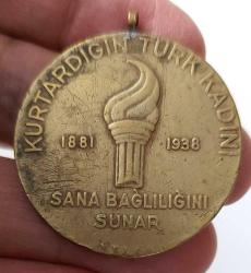 1938 KURTARDIĞIN TÜRK KADINI SANA BAĞLILIĞINI SUNAR ATATÜRK İBARELİ ORİJİNAL BRONZ-PİRİNÇ HATIRA MADALYASI 1A1AA1R1 ÇOK NADİR PEK ÇIKMAZ