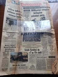 Halka ve Olaylara Tercüman Gazetesi - Turkish Newspaper - 1 Mayıs 1983 - milliyetçi cenahta birleşme çabaları arttı - Kenan Evren'in birleşin çağrısı tarafları harekete geçirdi - OECD'nin ekonomik gelişmeleri gözden geçirme komitesi Türkiye'de - İzmit eski belediye başkanı Erol Köse sosyal Demokrat bir partinin kuruluş hazırlıklarını organize ediyor - ICFTU Genel sekreteri John Vanderveken 19 Mayıs'tan sonra Başbakan Bülent Ulusu ile görüşecek - Libya lideri albay Muammer El Kaddafi fotoğraf - Şerafettin Elçi tahliye edildi - Türk İş Genel Başkanı Şevket Yılmaz Parti işlerine karışmaya hiç niyetim yok - siyasi parti üçgeni yazan Nazlı Ilıcak - Necip Fazıl'la sohbet 12 yazan Ahmet Kabaklı - böbreğini bağışlamak isteyen aşık Deryami'yi ailesi evden kovdu fotoğraf - Kapalıçarşı esnafının ağzını bıçak açmıyor - Fransa'da sosyalist iktidara karşı protestolar büyüyor - yeni dönem eşiğinde yazan Tarık Buğra - televizyon programı - geçen yıl hayattan ayrılan Ingrid Bergman - Dallas dizisi