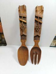 K133----1940-1950'LERDEN TEK PARÇA AHŞAPTAN, ÜSTÜ KABARTMA İŞÇİLİKLİ ÜÇ BOYUTLU DESENLERLE SÜSLÜ BİR ÇİFT ÇATAL KAŞIK