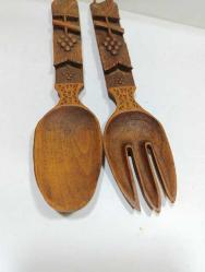 K133----1940-1950'LERDEN TEK PARÇA AHŞAPTAN, ÜSTÜ KABARTMA İŞÇİLİKLİ ÜÇ BOYUTLU DESENLERLE SÜSLÜ BİR ÇİFT ÇATAL KAŞIK