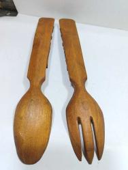 K133----1940-1950'LERDEN TEK PARÇA AHŞAPTAN, ÜSTÜ KABARTMA İŞÇİLİKLİ ÜÇ BOYUTLU DESENLERLE SÜSLÜ BİR ÇİFT ÇATAL KAŞIK