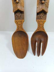 K133----1940-1950'LERDEN TEK PARÇA AHŞAPTAN, ÜSTÜ KABARTMA İŞÇİLİKLİ ÜÇ BOYUTLU DESENLERLE SÜSLÜ BİR ÇİFT ÇATAL KAŞIK