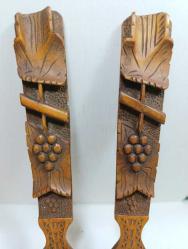 K133----1940-1950'LERDEN TEK PARÇA AHŞAPTAN, ÜSTÜ KABARTMA İŞÇİLİKLİ ÜÇ BOYUTLU DESENLERLE SÜSLÜ BİR ÇİFT ÇATAL KAŞIK