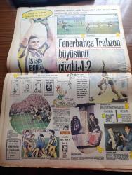 Milliyet Gazetesi - Turkish Newspaper - 28 Kasım 1982 - biraz sabır yazan Mehmet Barlas - Kenan Evren kars'tan göçü birlikte durdurduk dedi - Bülent Ulusu Yunanistan taahhütlerini çiğniyor - Jaruzelski Papa ile Walesa için pazarlık yapıyor - sağda milliyetçi bir parti oluşturulacak - Antonov ile Mehmet Ali Ağca yüzleştirilecek - ligde 7 yıldan beri Trabzonspor'a yenemeyen Fenerbahçe karşılaşmadan 4-2 Galip ayrıldı fotoğraf - silah mafyasının Türkiye'deki şefi Abuzer Uğurlu fotoğraf - Devrimci Kurtuluş üyesi 29 militan yakalandı fotoğraf - Turhan Selçuk karikatür - Nejat Eczacıbaşı Bir Türk'ün ilaç fabrikası kurması düşünülemezdi - Seyyal Taner bu akşam teleskopta - Selçuk Yula'nın Trabzon kalesinde 3 golü var - milli takım menajeri Erdoğan Şenay fotoğrafçılığa özendi fotoğraf - Fenerbahçe İtalya Selçuk Yula da Rossi idi - Beşiktaş Bursaspor ile Galatasaray Ankaragücü ile oynuyor - gollerin dışında güzel hareket göremedim yazan Yasin Özdenak - 7 yıllık bekleyişin sonu yazan İslam Çupi