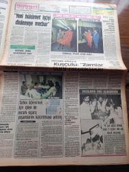 Milliyet Gazetesi - Turkish Newspaper - 4 Aralık 1983 - sabreden derviş yazan Mehmet Barlas Başmakale - başkanlık için 2 aday belli oldu Necmettin Karaduman ve Cahit Karakaş fotoğraf - muhtemel kabine tamamlanıyor - Orgeneral Necdet Üruğ Genelkurmay Başkanı oldu fotoğraf - Kenan Evren güdümlü demokrasi yalanı hüsrana uğradı - Maliye Bakanı Adnan Başer Kafaoğlu Özal'ınki laf bütçede açık yok dedi - seçmenli Özal değişik olacak - TÜSİAD genel başkanı Ali Koçman ve Sakıp Sabancı fotoğraf - Türkan Şoray ile Cihan ünal'ın evlenmelerine yakınları da hayret etti fotoğraf - yılın en sevilen 10 şarkı yarışmasında ödül kazanan Bir Sevgi istiyorum şarkısını Emel Sayın ve Ahmet Özhan söyledi fotoğraf - seçmensiz seçmenli yazan Altay Öymen - devekuşuna mektuplar yazan Haldun Taner - Yunan yönetimi Kıbrıs konusunda NATO'dan çözüm istemeyeceğiz - haftanın sanat olayları - Tevfik Gelenbe tiyatrosu öp babanın elini - Fenerbahçe basketbolda Beşiktaş'ı pençeledi fotoğraf - Eczacıbaşı bayan voleybol
