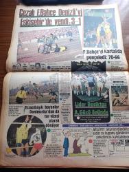 Milliyet Gazetesi - Turkish Newspaper - 4 Aralık 1983 - sabreden derviş yazan Mehmet Barlas Başmakale - başkanlık için 2 aday belli oldu Necmettin Karaduman ve Cahit Karakaş fotoğraf - muhtemel kabine tamamlanıyor - Orgeneral Necdet Üruğ Genelkurmay Başkanı oldu fotoğraf - Kenan Evren güdümlü demokrasi yalanı hüsrana uğradı - Maliye Bakanı Adnan Başer Kafaoğlu Özal'ınki laf bütçede açık yok dedi - seçmenli Özal değişik olacak - TÜSİAD genel başkanı Ali Koçman ve Sakıp Sabancı fotoğraf - Türkan Şoray ile Cihan ünal'ın evlenmelerine yakınları da hayret etti fotoğraf - yılın en sevilen 10 şarkı yarışmasında ödül kazanan Bir Sevgi istiyorum şarkısını Emel Sayın ve Ahmet Özhan söyledi fotoğraf - seçmensiz seçmenli yazan Altay Öymen - devekuşuna mektuplar yazan Haldun Taner - Yunan yönetimi Kıbrıs konusunda NATO'dan çözüm istemeyeceğiz - haftanın sanat olayları - Tevfik Gelenbe tiyatrosu öp babanın elini - Fenerbahçe basketbolda Beşiktaş'ı pençeledi fotoğraf - Eczacıbaşı bayan voleybol