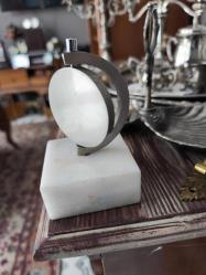 Mermer Kaidesinde Masa Saati