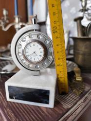 Mermer Kaidesinde Masa Saati