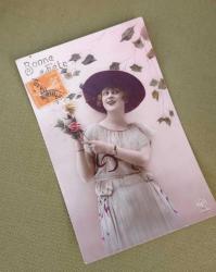 Kadın resmi olan Fransız kutlama kartpostalı