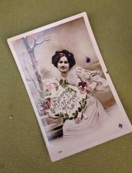 Kadın resmi olan Fransız kutlama kartpostalı