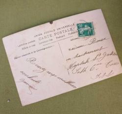 Kadın resmi olan Fransız kutlama kartpostalı